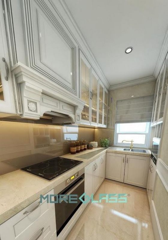 Mẫu kính ốp bếp màu be đậm MG-020 được thiết kế đơn giản để tạo nên một điểm nhấn cho gian bếp có phong cách cổ điển.